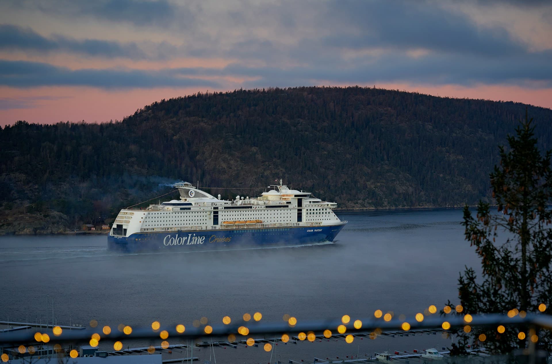 Stor passasjerferje fra Color Line seiler i fjorden i skumringen